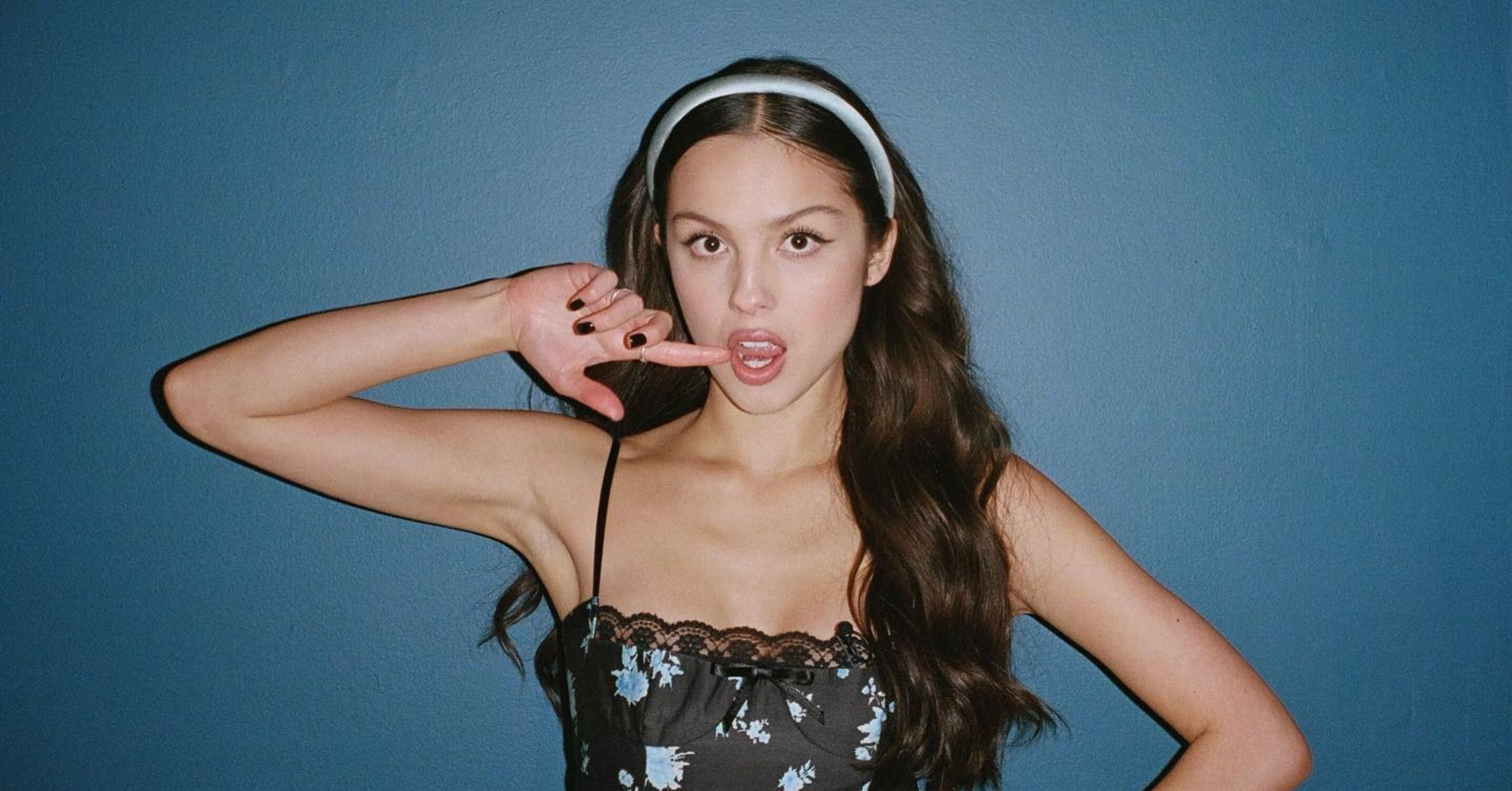  Olivia Rodrigo diện băng đô có đệm kiểu Blair Waldorf