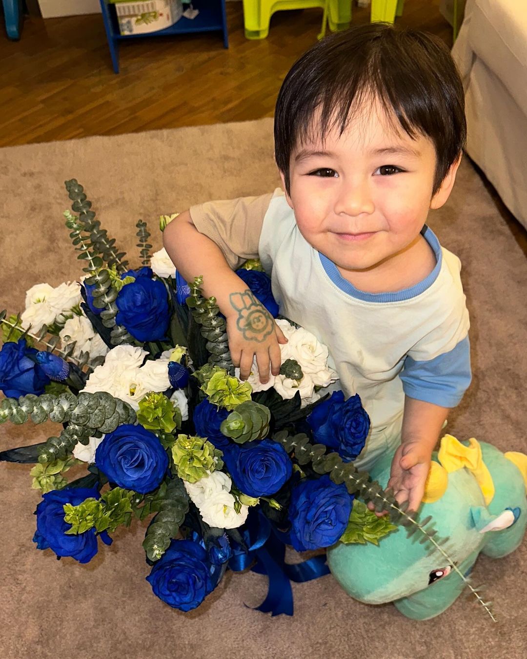 beyoncé tyler gifts special package flowers fabregas