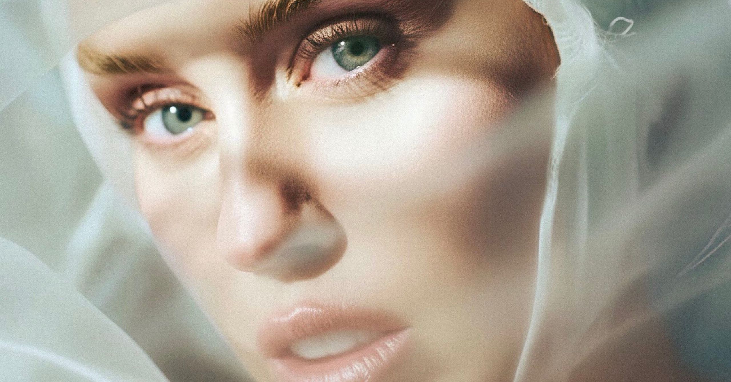 Miley Cyrus Announces Deluxe Edition Of 'Something Beautiful'